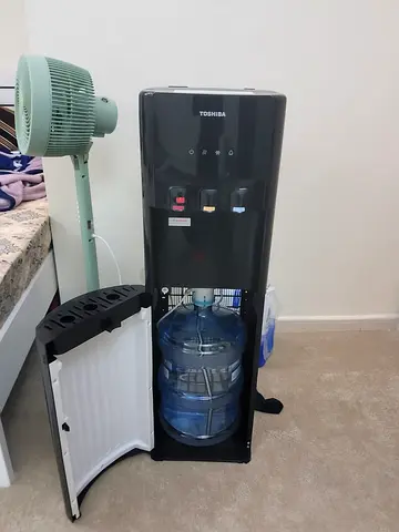 Bottom.load water dispenser