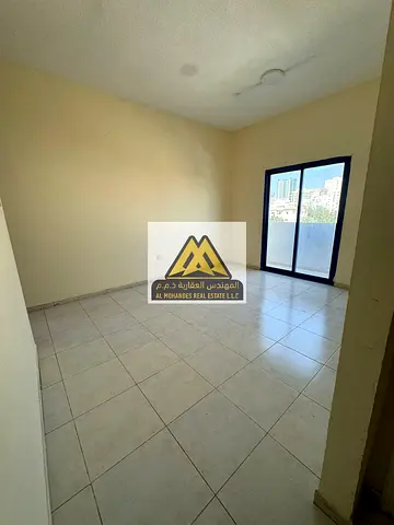 شقة غرفة وصالة للإيجار السنوي في النعيمية 2 عجمان بلكونة مطبخ مغلق تكييف مركزي مساحة واسعة جاهزة للسكن موقع مميز