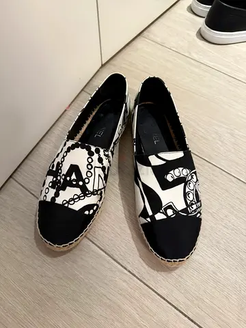 Black  White Espadrilles (Pre-owned) - Size 42 Chanel original