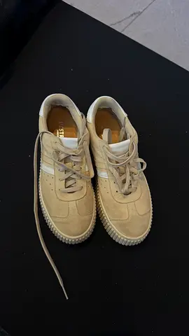 Woman sneakers