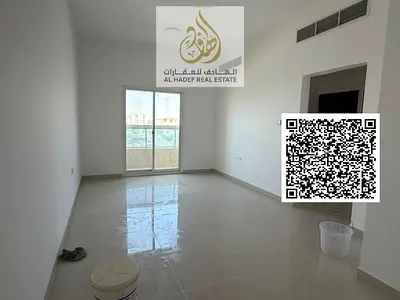 شقة للإيجار بالجرف 3، غرفتين وصالة، 2 حمام، بلكونة، مساحة واسعة، عوائل فقط، قريبة من شارع محمد بن زايد. السعر 42,000 على 4 أو 6 دفعات، التأمين شيك بدو