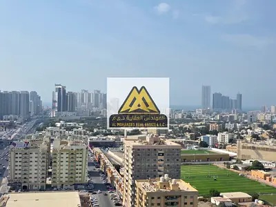 غرفتان وصالة بمساحة كبيرة جداً غرفة نوم ماستر عدد 2 حمام بلكونة بإطلالة بانورامية على المدينة تشطيبات راقية وموقع هادئ ومناسب للعائلات الإيجار السنوي: