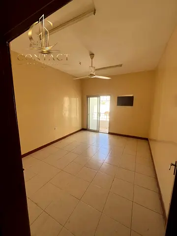 فرصة مميزة للإيجار في عجمان – الرميلة 🔥🏡  شقة واسعة ومناسبة للعائلات بموقع قريب جداً من كورنيش عجمان، تجمع بين المساحة الجيدة والسعر المناسب