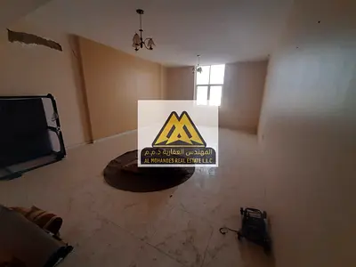 شقة للإيجار السنوي بعجمان النعيمية 2 – غرفتين وصالة ماستر + 3 حمامات + 2 بلكونة + تكييف مركزي + مساحة واسعة