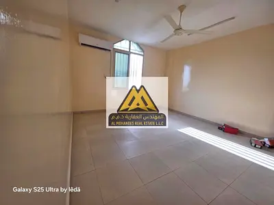 شقة واسعة بغرفتين للإيجار في الروضة 3 عجمان على شارع الشيخ عمار، 2 حمام، مساحة 1650 قدم²، الطابق الثاني، 32 ألف درهم سنويًا، 4 دفعات