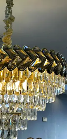 Luxury Chandelier in excellent condition – 16 Bulbs | 70cm Diameter | Elegant Gold Finish