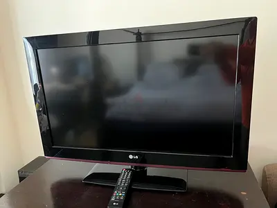 LG 32-inch LCD TV with remote - good working condition