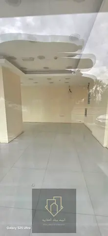 موقع استراتيجي على الشارع الفاصل بين الشارقة وعجمان
