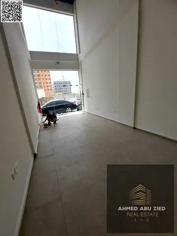 Commercial space for annual rent in Ajman, Al Rawda 2, 800 sq ft, with a storeroom and private bathroom. Suitable for all businesses except cafes. Fou