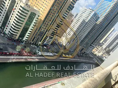 المجاز 3 شقة للإيجار بإطلالة بحرية مع باركن غرفتين نوم وصالة غرفة خادمة مخزن 4 دفعات
