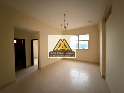 شقة غرفتين وصالة بمساحات واسعة وتكييف مركزي في الجرف 1 بالقرب من شارع عمار وموقع حيوي بسعر مميز