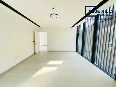 فيلا جديدة كلياً مكونة من 4 غرف نوم في موقع متميز