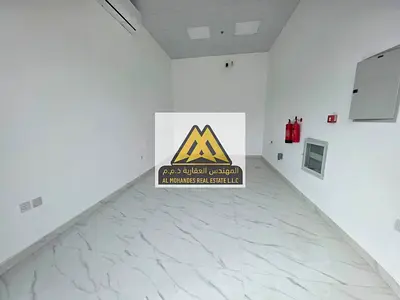 الجرف الصناعية 2 عجمان، يقع على شارع رئيسي في موقع حيوي جداً، داخل منطقة نشطة ومليئة بالخدمات والحركة التجارية، مما يجعله فرصة مثالية لبدء أو توسعة أي