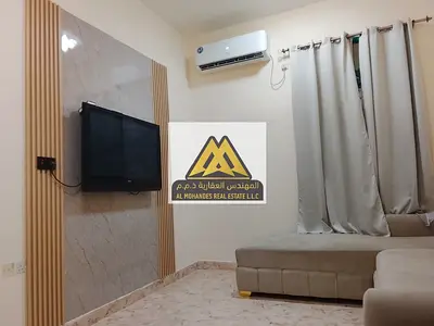 شقة مفروشة للإيجار السنوي في الكرامة عجمان غرفة وصالة بالقرب من ماركت الحوت مجهزة بالكامل مع تكييف سبليت