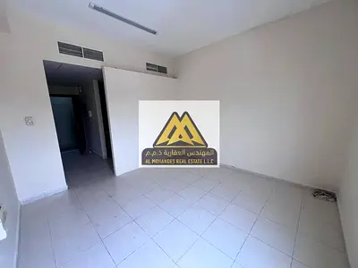بسعر ممتاز جدا و مناسب للجميع مع وحده ممتازه جدا مع مطبخ منفصل و صيانه مجانا ع المالك