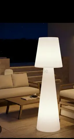 Outdoor/indoor floor lamp