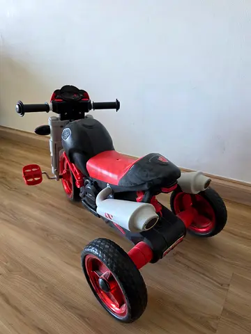 Red kids tricycle with pedals and good condition