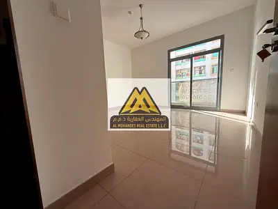 شقة غرفتين وصالة في الراشدية 1، مساحة كبيرة، 2 حمام، بلكونة، خزائن بالحائط، بناية عائلات، 45 ألف سنويًا 4 دفعات أو 2500 شهريًا.