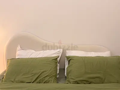 King size bed boucle (bed frame)