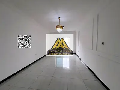 شقه المويهات2 بمساحة ممتازة مع بلكونه اطلاله علي الشارع وموقعها حيوي وقريب من جميع الخدمات