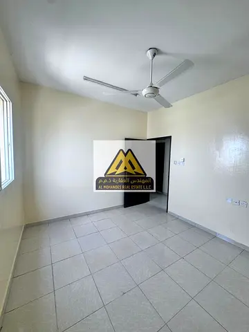 شقة غرفتين وصالة للإيجار السنوي – صالة منفصلة بباب _ ببلكونه شقه مضيئه اضاءه طبيعيه مميزه