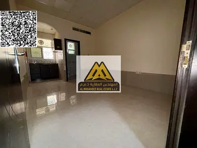 استوديو مميز في الطابق الأرضي بمطبخ شبه منفصل، يتميز بمساحة كبيرة وتقسيمات عملية توفر راحة في الاستخدام، مع إطلالة جميلة وتشطيب مناسب للسكن، ضمن موقع