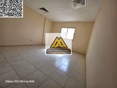 يتميز بمساحة كبيرة جداً ومطبخ شبه منفصل، مع موقع حيوي بجوار أبراج الفالكون، مما يجعله خياراً مثالياً للسكن الاقتصادي المريح وقريب من جميع الخدمات.