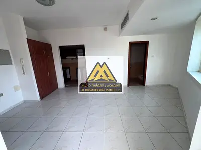 استوديو للإيجار السنوي – الراشدية 3، عجمان | بلكونة | مطبخ شبه منفصل | تكييف مركزي | خزائن بالحائط | موقع مميز خلف جراند مول