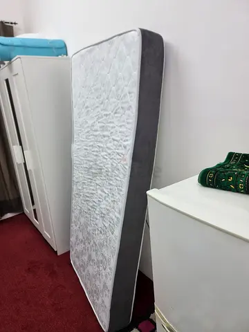 Single mattress 3 weeks used,size 190×90×18 cm