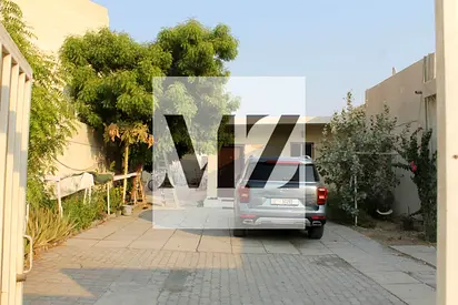 فرصة ممتازة لامتلاك بيت في موقع حيوي على الشارع الرئيسي مباشرة، مقابل نادي الشعب وقريب من المسجد، مناسب للسكن أو الاستثمار.  📍 الموقع: الجزات