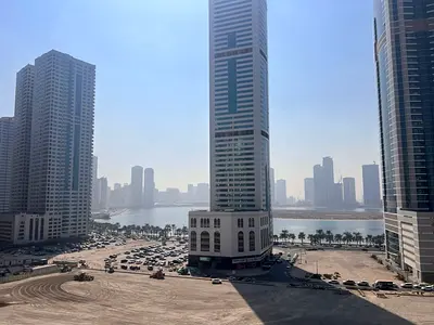أجمل شقه 2 غرفه وصاله اطلاله مفتوحه في قلب الشارقه الخان مساحه واسعه - تكييف مركزي مع خزائن في الحائط موقع مميز على مخرج دبي