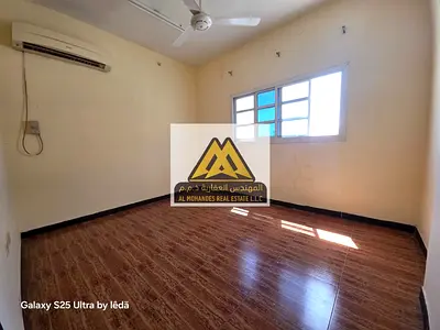 شقة غرفة وصالة للإيجار السنوي في الراشدية عجمان شارع الميناء مقابل سوق السمك مساحة كبيرة وموقع حيوي جداً