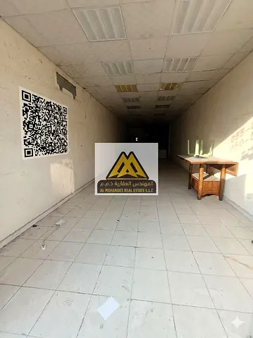 المحل بمساحة واسعة تشمل ميزانين، مما يوفر مرونة كبيرة في تقسيم المساحة واستخدامها لمختلف الأنشطة التجارية مثل المطاعم، الكافيهات، الصالونات،