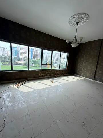 🏡 للبيع | شقة 3 غرف وصالة في برج السرحي – إطلالة أمامية على الحديقة 🌿✨  فرصة مميزة لامتلاك شقة واسعة في موقع هادئ ومطلوب، بإطلالة خضراء مريحة ومساحة
