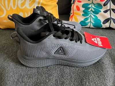 New Peak Grey Men Sports Running Shoes 9.5 / 43