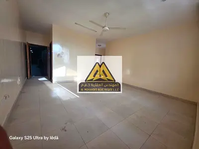 شقة غرفتين وصالة للإيجار السنوي في الروضة 3 عجمان على شارع الشيخ عمار مباشرة مساحة ضخمة 1650 قدم