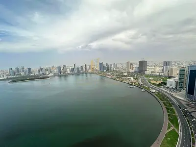 🏡 شقة فاخرة للبيع بإطلالة بحرية مباشرة | المجاز 3 – الشارقة