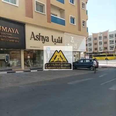 محلين للإيجار في الروضة عجمان – موقع حيوي على شارع الشيخ عمار، مناسب صالون حريمي أو أي نشاط تجاري، دفع 4 أو 6 دفعات، فرصة استثمارية ممتازة