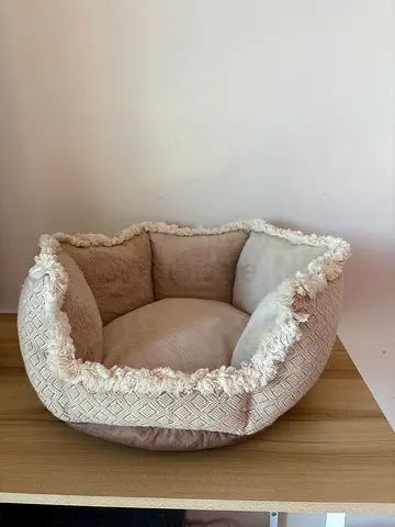 Soft beige round pet bed with raised edges - amazing condition