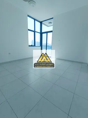 شقة للإيجار السنوي في أبراج الفالكون – الراشدية 2 – عجمان شقة واسعة مكونة من 3 غرف وصالة، مناسبة للعائلات، تقع في موقع مميز داخل أبراج الفالكون بالقرب