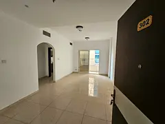 Free parking with a beautiful 2-bedroom apartment with living room, spacious layout and open view, i