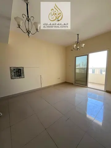 شقة غرفتين وصالة للإيجار في الشارقة القاسمية مع باركن مجاني وموقع حيوي قريب من الخدمات ومساحات مريحة للسكن العائلي