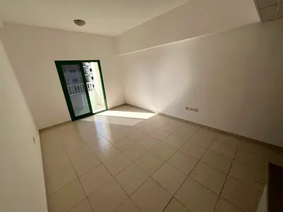 استديو للايجار السنوى العامرة قريب من شارع محمد بن زايد  20 الف على 6 دفعات  مساحة واسعة بلكونة باطلالة مميزة نظام التكييف والتبريد مركزي  الصيانة الد