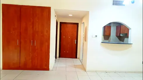 خيار دفع متعدد، استوديو غير مفروش مع موقف سيارات للإيجار