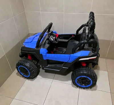 سيارة اطفال كهربائية تعمل بالتحكم بالروموت كونترول وبالقيادة الذاتية