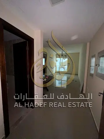 للإيجار في الشارقة – المجاز 2 ✨  غرفتين وصالة سنوي بدون بلكونة + تسهيلات دفع 🔥  شقة بمساحة مريحة وتشطيب جيد في موقع حيوي بالمجاز 2، قريب من جميع الخد