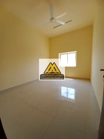 شقة غرفتين وصالة للإيجار في الروضة 3 | 2 حمام | تكييف مركزي | إطلالة على شارع الشيخ عمار