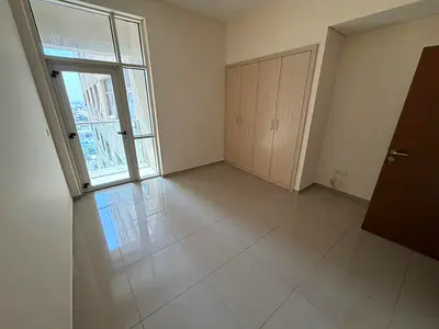 Free parking _ 3 bathrooms _ Master room _ Wall cabinets _ Central air conditioning _ New finishing _ Very special location _ Modern building