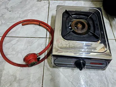 Single-burner gas stove with hose and regulator - used with Cylendr half Gas