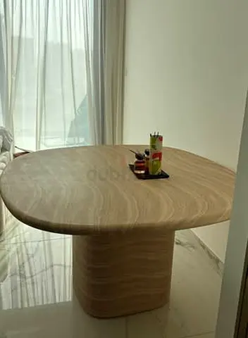 Stylish Round Dining Table - Modern Elegance (Luxury item)